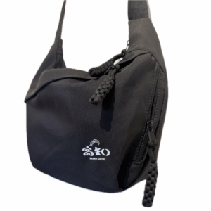 高知のワンポイントロゴショルダーバッグ〈BLACK〉